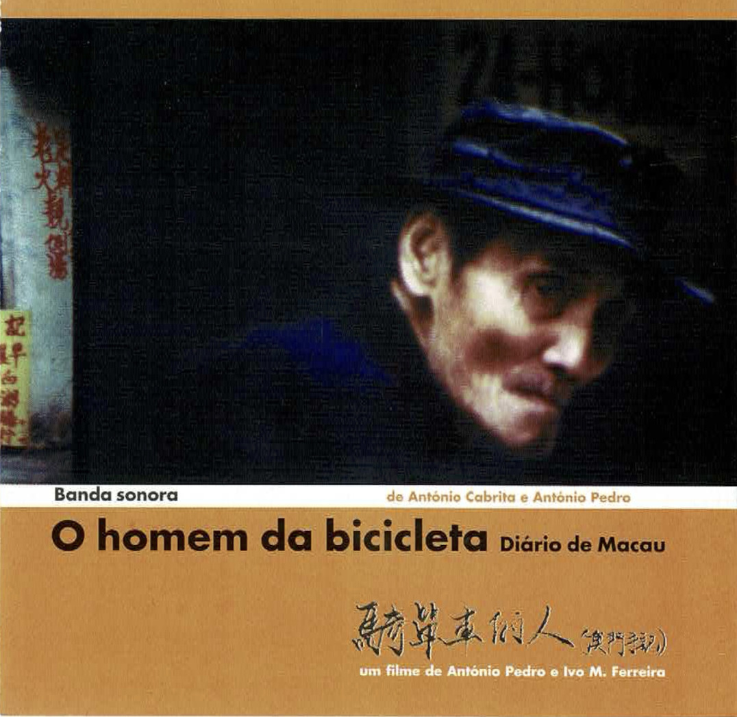 Capa do CD 'O homem da bicicleta' Diário de Macau, uma banda-sonora. Na capa está um senhor de idade, com um chapéu, e atrás dele uma imagem do 